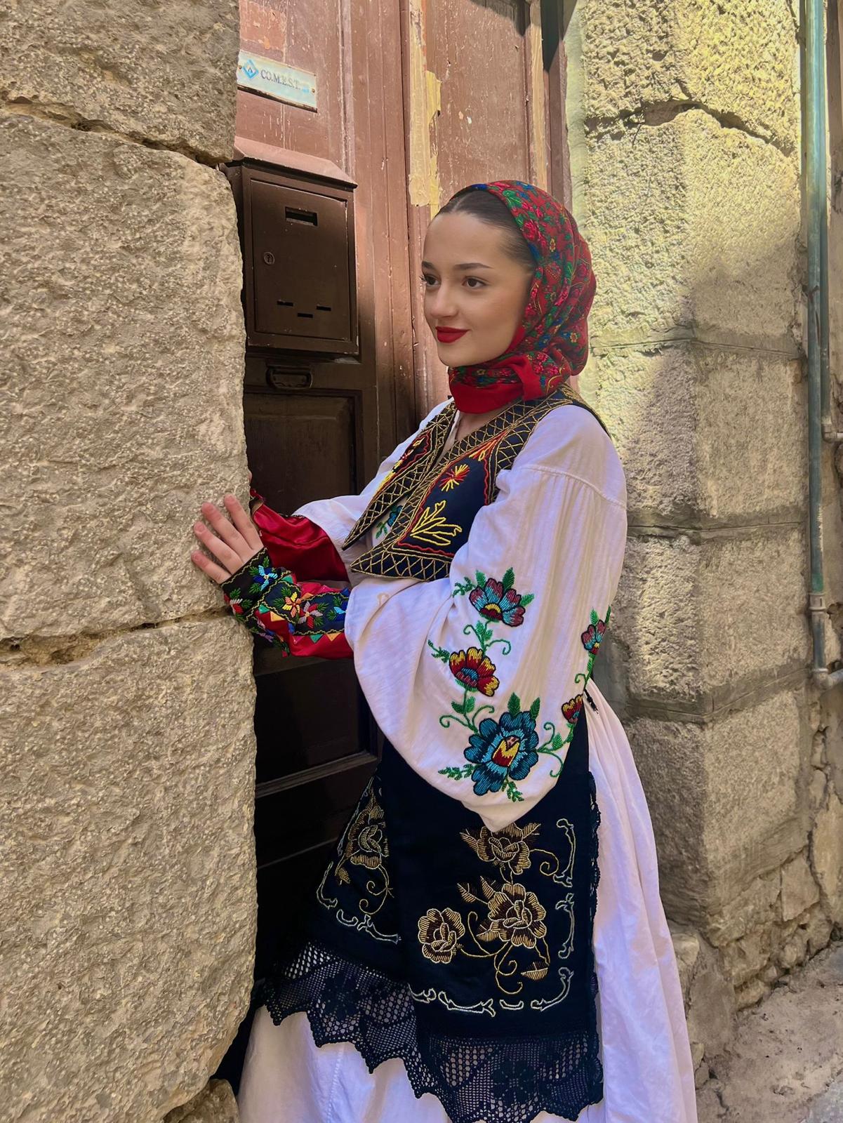 Tänzer in traditioneller Tracht vor Kirchenbogen